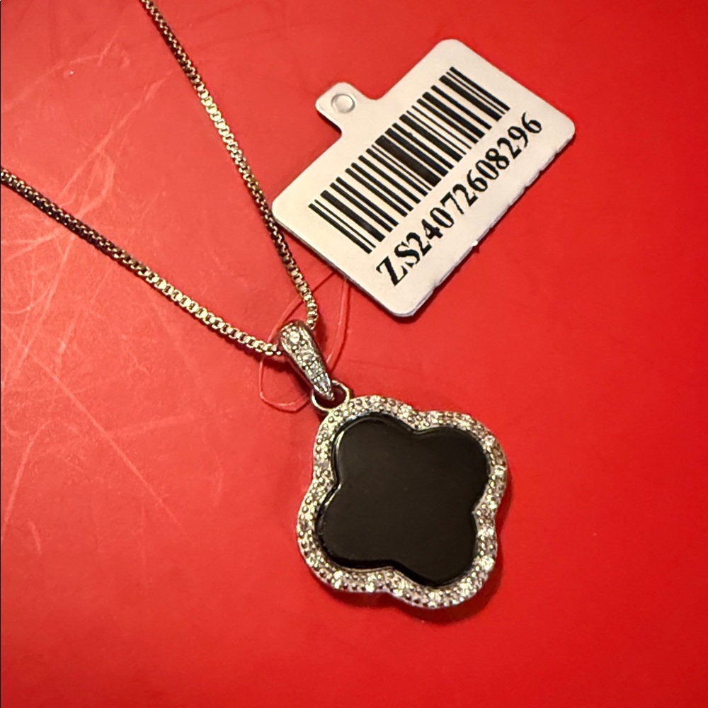 Stunning Clover Jade Pendant Necklace - Picture 2 of 4